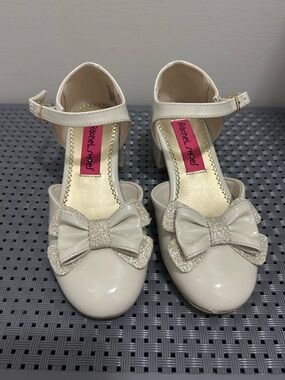 Rachel Shoes Cream Patent Bow Mary Jane Heels